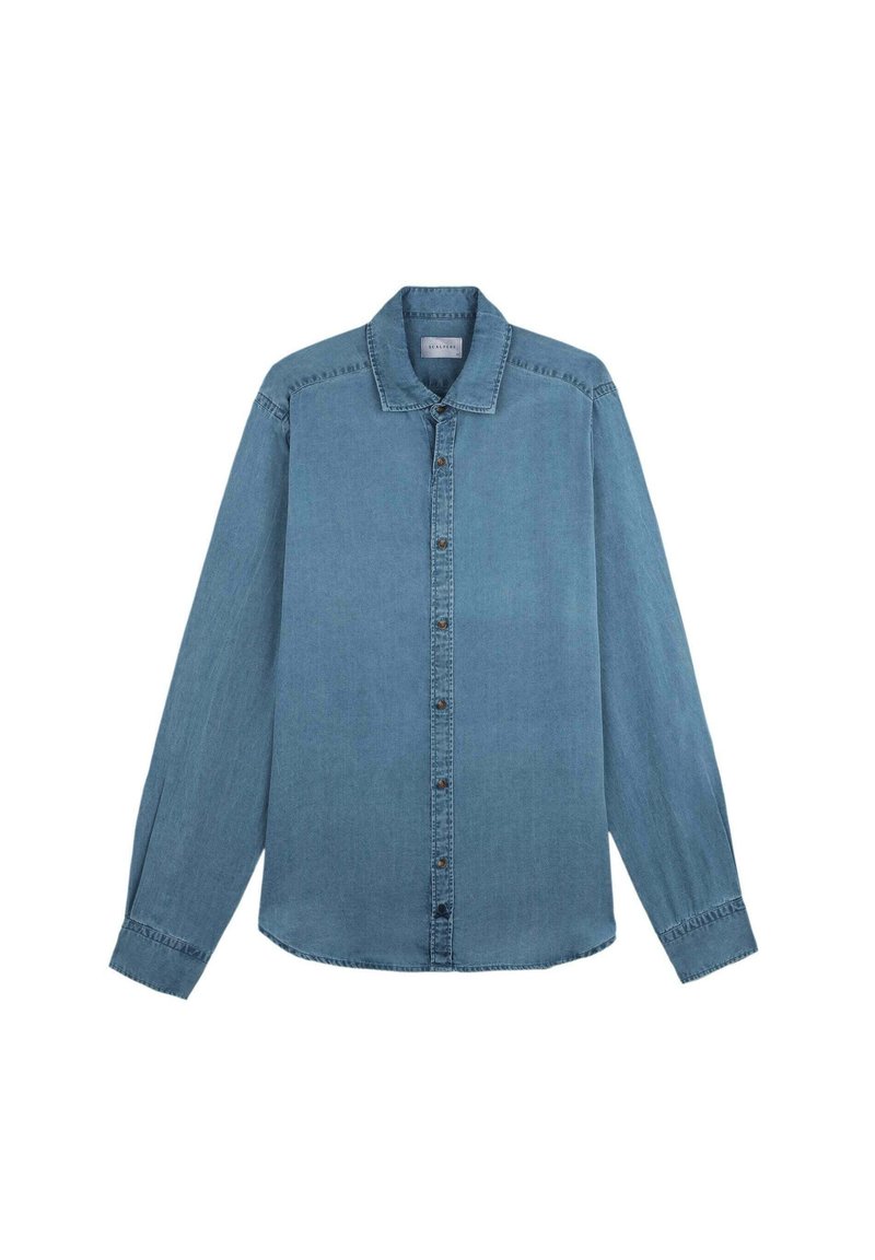 Camicia di jeans blu a maniche lunghe con abbottonatura frontale e colletto, esposta su uno sfondo bianco.