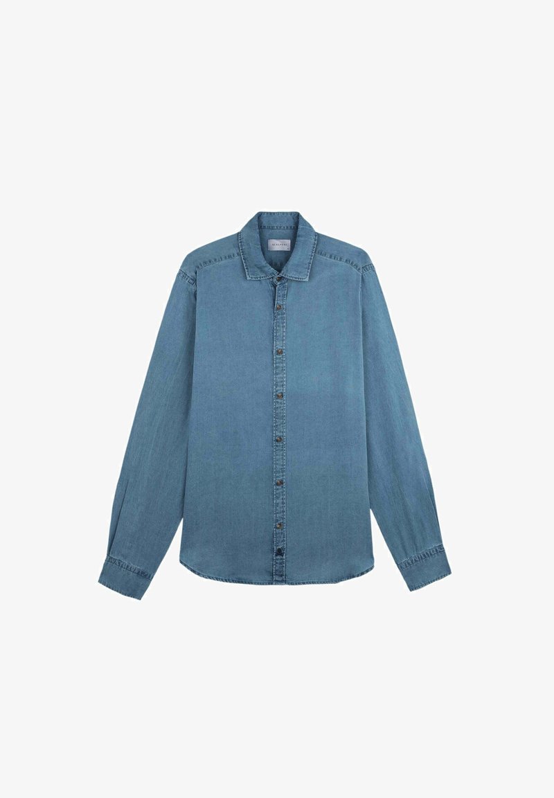 Camicia di jeans blu a maniche lunghe con abbottonatura frontale e colletto, esposta su uno sfondo bianco.