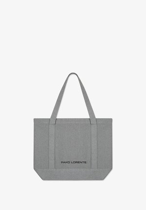 Szara torba na ramię z długimi rączkami, prostokątnym kształtem i czarnym nadrukowanym logo z przodu. Gładka struktura, solidna konstrukcja.