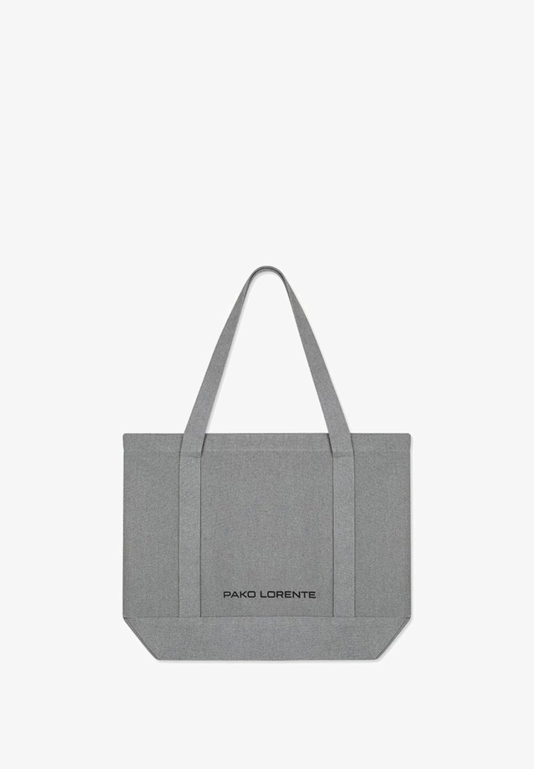 Szara torba na ramię z długimi rączkami, prostokątnym kształtem i czarnym nadrukowanym logo z przodu. Gładka struktura, solidna konstrukcja.