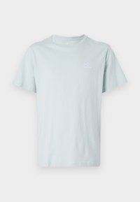 Helles blaues Baumwoll-T-Shirt mit Rundhalsausschnitt, kurzen Ärmeln und einem kleinen weißen Logo auf der Brust. Weiche Textur, schlichtes Design.
