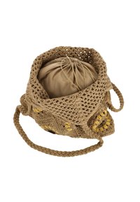 Hæklet taske lavet af beigefarvet materiale med en struktureret overflade, med snørelukning og flettet strop. Fremhævet med gule detaljer.