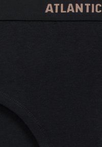 Czarna bawełniana bielizna o gładkiej fakturze, z elastycznym pasem oznaczonym napisem "ATLANTIC" w jasnobrązowym kolorze. Prosty i nieskomplikowany design.