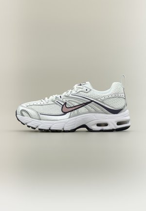 Valkoinen ja harmaa Nike Air -lenkkikenkä mustalla pohjalla ja vaaleanpunertavalla swoosh-logolla, näkyvällä ilmatyynyvaimennuksella välipohjassa ja verkkokankaalla päällysosassa.