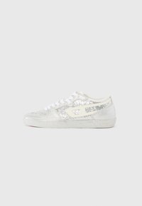 Sølv glittersneakers med hvite snører, med en glatt gummisåle og en teksturert overflate. Detaljer inkluderer et hvitt logodesign på siden.
