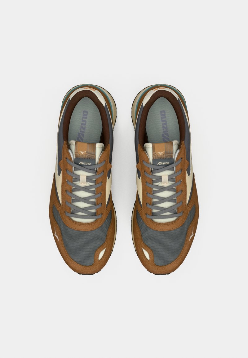 Scarpe sportive con una tomaia in mesh grigio, finiture in suede marrone e pannelli laterali color crema. Presentano una suola testurizzata e dettagli azzurri.