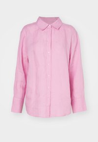 Camicia in lino rosa a maniche lunghe, con bottoni, colletto e maniche con polsini, esposta su sfondo bianco.