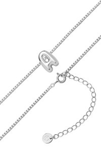 Sidabrinė grandinėlė su stilizuota raide "A" pakabuku, apvaliu užsegimu ir reguliuojamu grandinės ilginiu su apvaliu žymekliu.