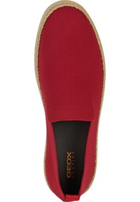 Scarpa rossa slip-on con tomaia in tessuto testurizzato, lati elasticizzati e suola simile al giunco. Presenta il marchio Geox Respira sulla soletta.