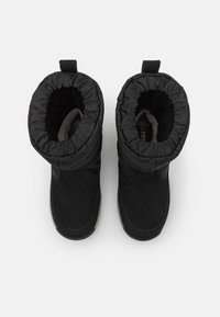 Bottes d'hiver noires avec une doublure en polaire douce et des bords élastiqués. Fabriquées en matériau imperméable avec une semelle plate pour un confort et une chaleur optimaux.