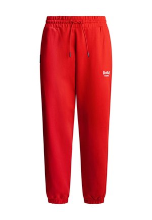 Punased vabaajapüksid, millel on elastne vöökoht ja sääred, pael ning väike valge "Red Bull Racing" logo paremal reiel.