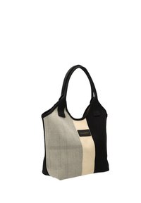 Bolsa de mano con diseño en bloques de color negro, gris y crema. Hecha de tela texturizada, con asas dobles y un acento de logo en la parte frontal.