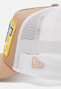 New Era LICENSE PLATE TRUCKER UNISEX - Naģene - beige