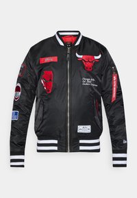 Fekete selyem bomber dzseki piros Chicago Bulls logókkal, csíkos mandzsettákkal és hemgéllel, valamint több hímzett folt a mellkason és az ujjakon.