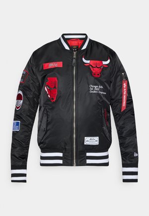 Črno satensko bomber jakno z rdečimi logotipi Chicago Bulls, prugastimi manšetami in robom ter številnimi vezenimi aplikacijami na sprednjem delu in rokavih.