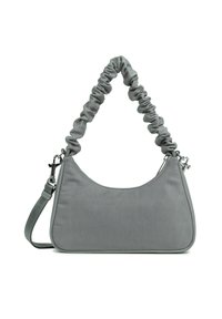 Borsa a tracolla in tessuto grigio con manico arricciato e hardware argentato, caratterizzata da una forma curva e una texture liscia. Include una tracolla rimovibile.