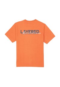 Orange T-Shirt mit kurzen Ärmeln aus Baumwolle, auf der Rückseite mit einem grafischen Design und dem Text "LAYERED Realities" in Dunkelblau und Weiß.