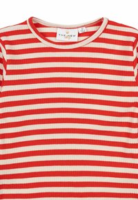 Maglietta a maniche lunghe a righe rosse e crema, con collo rotondo; presenta strisce orizzontali alternate e un tessuto testurizzato. Etichetta visibile all'interno del colletto.