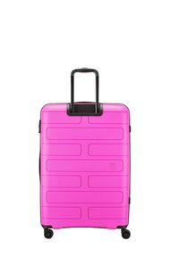 Hartschalenkoffer in leuchtendem Pink mit einem strukturierten Rautenmuster, schwarzem Griff und Rollen für Mobilität.