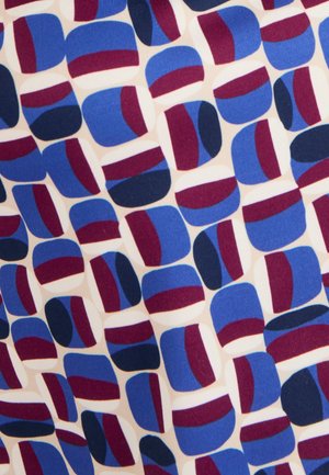 Tessuto geometrico con forme astratte in tonalità di blu, borgogna e crema, caratterizzato da una texture liscia e un motivo colorato e ripetitivo.