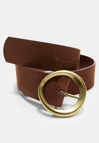 Bruine suède riem met een brede band, voorzien van een grote, ronde, messing-tonen gesp en verschillende gaatjes voor maatverstelling.
