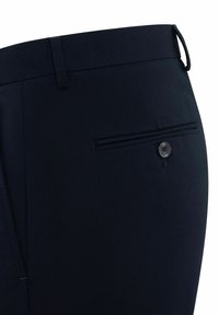 Marineblauwe broek met een zachte textuur, met een achterzak met een knoop en een tabblad om de taille te verstellen.