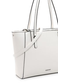 Sac fourre-tout en cuir blanc à la forme structurée, avec des bordures noires, deux poignées et une bandoulière amovible. Fermeture zippée sur le dessus.