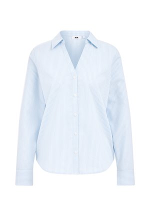 Camisa de botones de rayas azul claro con un cuello afilado, un corte relajado y mangas largas. Presenta botones blancos en la parte delantera y acentos en los puños.