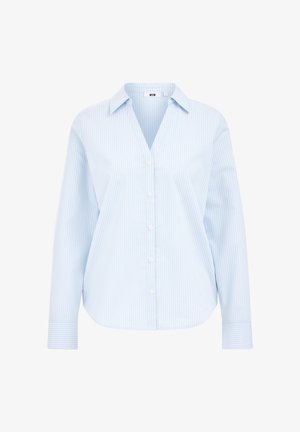 Vaaleansininen raidallinen napitettava paita terävällä kaulalla, rennolla istuvuudella ja pitkillä hihoilla. Etuosassa valkoiset napit ja hihansuissa korostus yksityiskohtia.