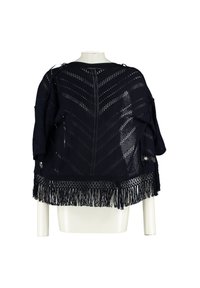 Czarny dziany sweter z wzorem wycięć w kształcie jodełki i frędzlami na dole, prezentowany na białym torsie manekina.