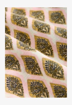 Puuvillane kangas roosa taustaga, millel on korduvad kullased ja tumedat sinist diamantri formaadis mustrid, esitades lillemotivreid ja peeneid detaile.