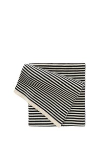 Couverture rayée en marine et crème, avec des lignes horizontales. Matériau tricoté doux avec une texture lisse et des bords bien finis.