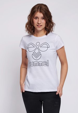 Hvid kortærmet t-shirt lavet af bomuld, med et sort grafisk logo og teksten "hummel" på fronten. Kombineret med sorte bukser.