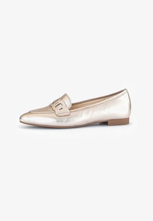 Mocassins dorés métalliques avec un bout pointu, des franges sur le devant et une semelle plate. Texture en cuir lisse avec un design minimaliste.