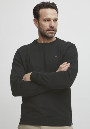 Must have musta crew-neck sviiter, mis on valmistatud pehmest kangast, ribiga mansettide ja allservaga. Rinna kohal väike logo detail ja sile tekstuur.