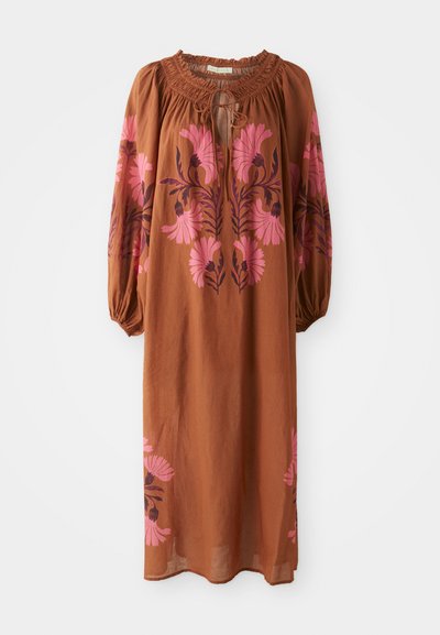 Vestido marrón, fluido y de mangas largas. Presenta un escote fruncido con cierre de lazo y bordado de flores en tono rosa a cada lado.