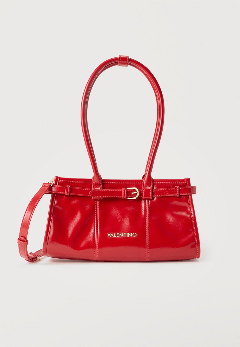 Τσάντα χειρός Red Valentino από δερμάτινο βινύλιο με λεπτομέρειες αγκράφας, διπλές λαβές και αφαιρούμενο ιμάντα ώμου, σε απλό λευκό φόντο.