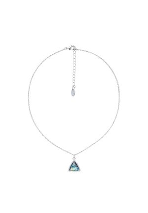 Collier délicat en chaîne d'argent avec un pendentif triangulaire en coquille d'abalone irisée entouré de petites pierres claires et une fermeture réglable.
