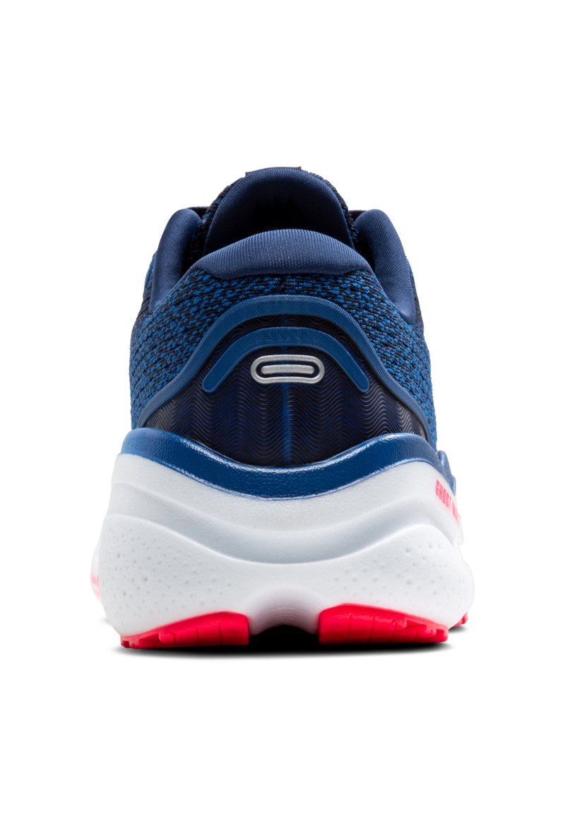 Granatowe buty do biegania z teksturowaną siateczką u góry, wyściełanym kołnierzem i białą podeszwą środkową, wyposażone w czerwoną podeszwę zewnętrzną, zaprojektowane z myślą o komforcie i wsparciu.