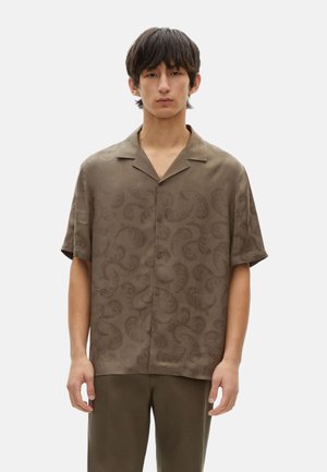 Korte mouwen bruine knoopshirt met een subtiel spiraalpatroon, gemaakt van een gladde stof, met een klassieke kraag en knopen aan de voorkant.