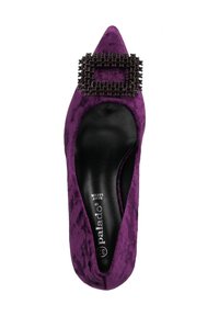 Pompe à talon pointu en velours violet avec une boucle en rhinestones carrée décorative sur le cou-de-pied et un intérieur noir lisse.