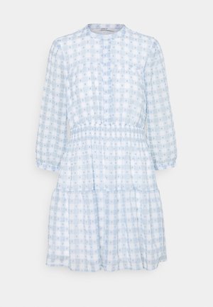 Lichtblauwe en wit geruite jurk met lange mouwen, elastische taille, knopen aan de voorkant en een gelaagde rok, gemaakt van doorschijnende stof.