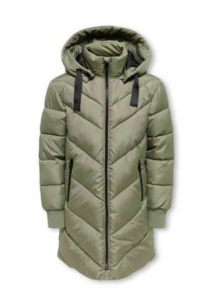 Long manteau d'hiver matelassé vert olive avec capuche, fermeture éclair noire et cordons, poignets en côte et poches latérales zippées.