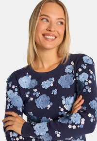 Marineblauer Pullover mit strukturiertem, blau-weißen, floralen Applikationsdesign. Verfügt über lange Ärmel und einen runden Ausschnitt, mit einer körpernahen Silhouette.