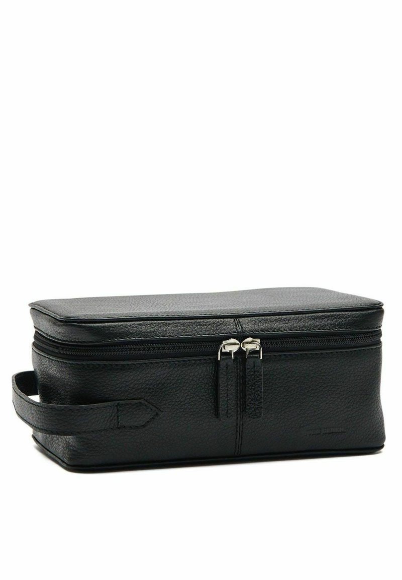 Zwarte leren toilettas met een rechthoekige vorm, een gestructureerd oppervlak, dubbele ritssluiting en een zijhandgreep voor gemakkelijk dragen.