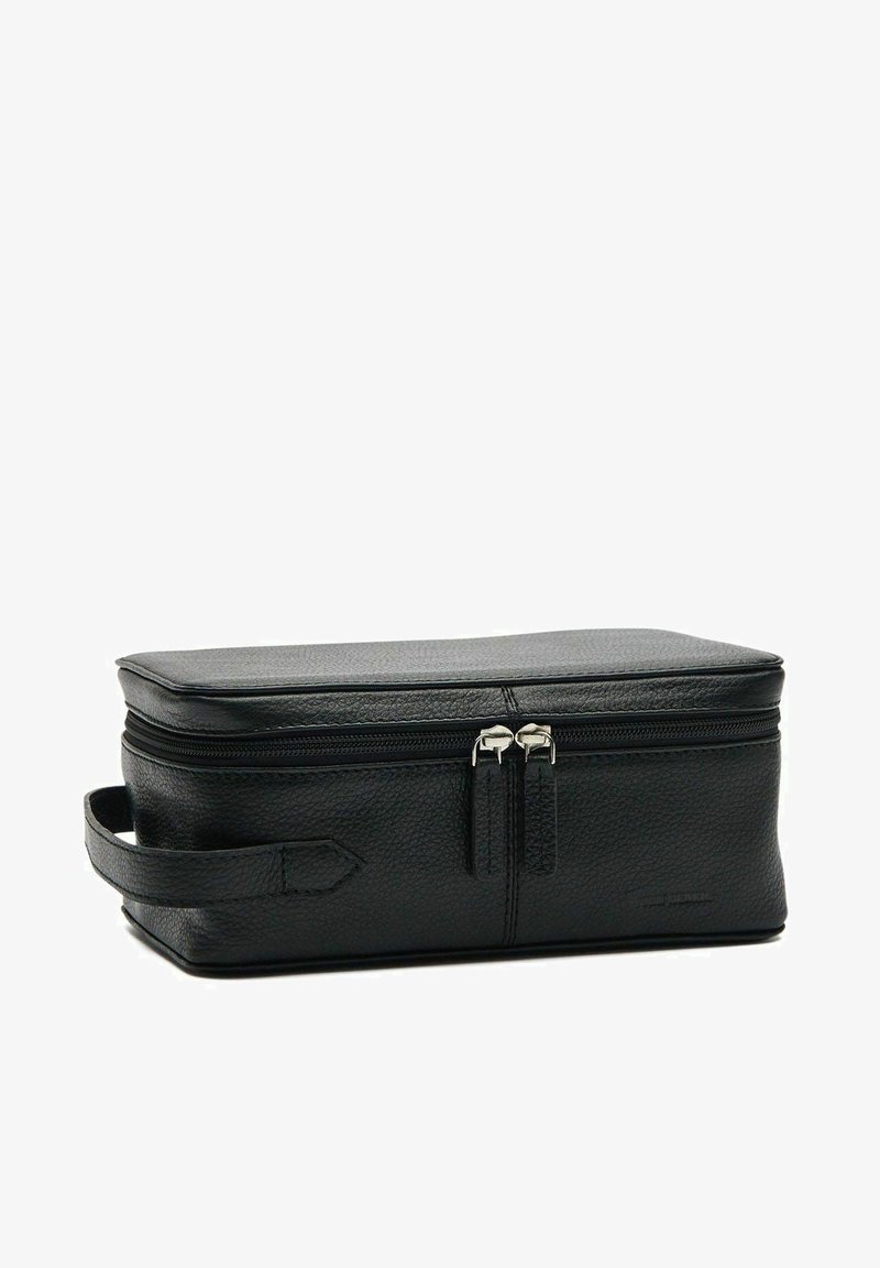Zwarte leren toilettas met een rechthoekige vorm, een gestructureerd oppervlak, dubbele ritssluiting en een zijhandgreep voor gemakkelijk dragen.