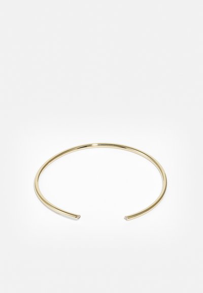 Choker din metal aurit, cu un design simplu deschis, formă rotundă și o textură netedă, având mici accente la fiecare capăt.