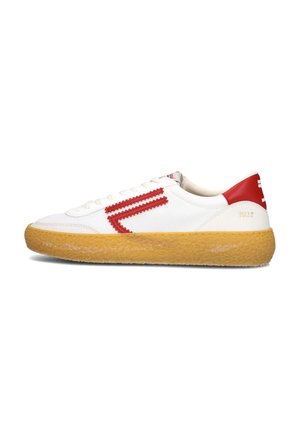 Witte sneakers met rode accenten, bovenwerk van textuur canvas, kenmerkend zigzagpatroon, en een dikke, rubberen, oranje zool. Modelnaam "POLLY" weergegeven.