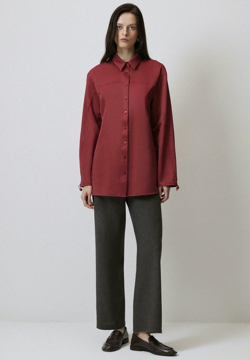 Touché Privé Overhemdblouse donkerrood Touché Privé Overhemdblouse donkerrood