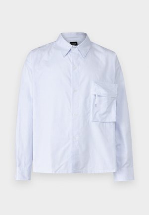 Chemise homme bleu clair et blanche à fines rayures, boutonnée, avec une grande poche à rabat sur la poitrine gauche et manches longues.